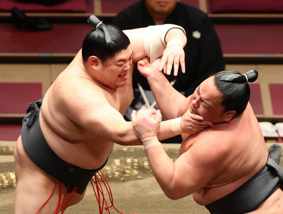 　出羽ノ龍（右）を攻める阿炎