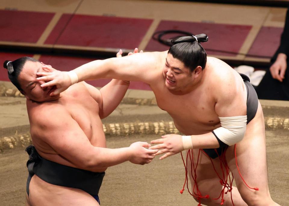 　出羽ノ龍（左）を攻める阿炎