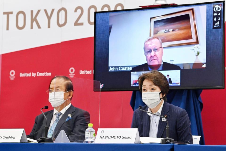 　記者会見する東京五輪・パラリンピック大会組織委の橋本聖子会長（右）。モニター内はＩＯＣのコーツ調整委員長（代表撮影）