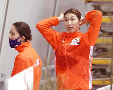 女子２００メートル自由形予選を前にリラックスした表情を見せる池江璃花子（右）。左は大橋悠依（代表撮影）