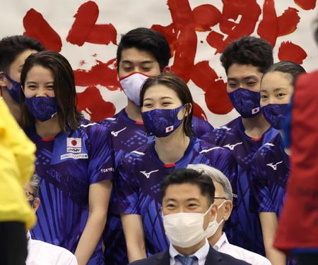 いきいき茨城ゆめカップの開会式後、記念撮影で笑顔を見せる池江璃花子（中央）ら（代表撮影）