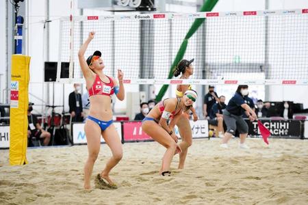 五輪出場権を懸けてプレーする（左から）坂口由里香、鈴木千代＝ドーム立川立飛（Ｃ）ＪＶＡ　ＢＥＡＣＨ