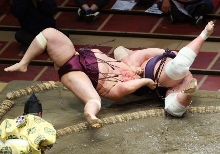 　遠藤（左）が下手投げで照ノ富士を破る＝両国国技館