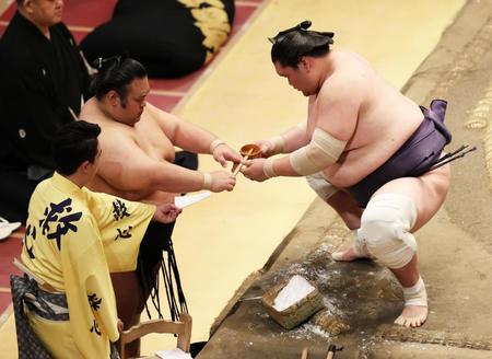 照ノ富士に水をつける貴景勝（左）