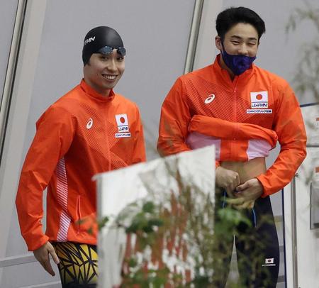 男子２００メートル平泳ぎ予選を前に談笑する萩野公介（左）と佐藤翔馬（代表撮影）