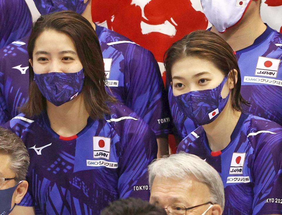 競泳・いきいき茨城ゆめカップ第２日　開会式を終え関係者と記念撮影に納まる池江璃花子（右）と大橋悠依（代表撮影）