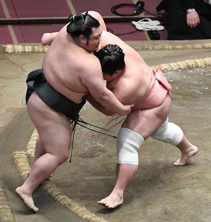 武将山（左）を寄り切りで破った宇良（撮影・佐藤厚）