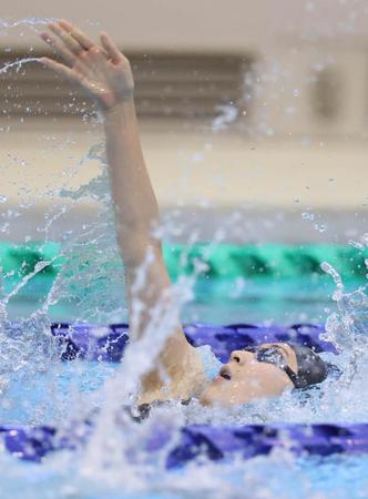 　女子１００メートル背泳ぎ予選　力泳する池江璃花子（代表撮影）