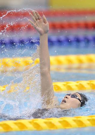 女子１００メートル背泳ぎ決勝で力泳する池江璃花子（代表撮影）