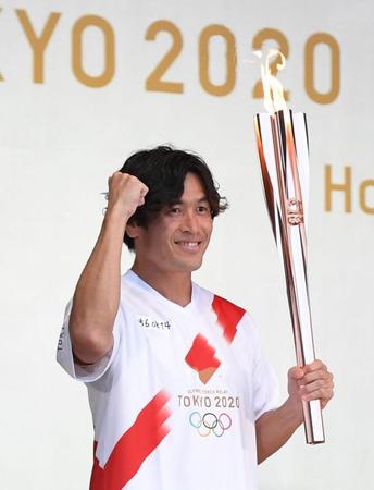 聖火を手にポーズを決める大畑大介氏（撮影・吉澤敬太）