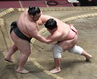 武将山（左）を寄り切りで破った宇良（撮影・佐藤厚）