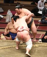 　武将山（奥）を寄り切りで破る宇良（撮影・高石航平）