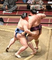 押し出しで正代（左）に敗れる遠藤＝両国国技館（撮影・高石航平）