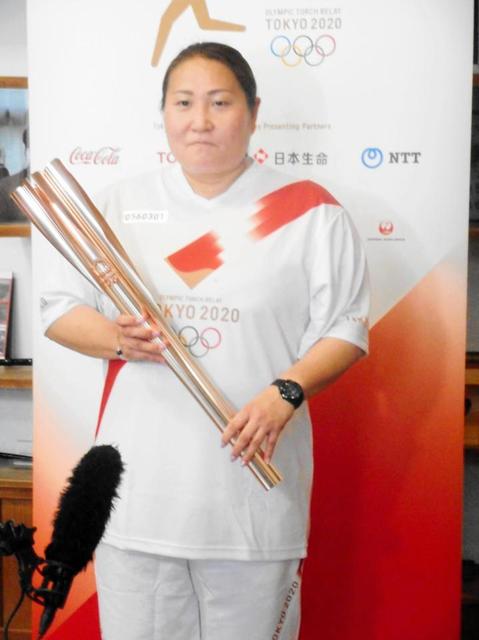 北京五輪ソフト金の乾絵美さん、復活の競技へ「いい色のメダル見たい」、聖火リレー