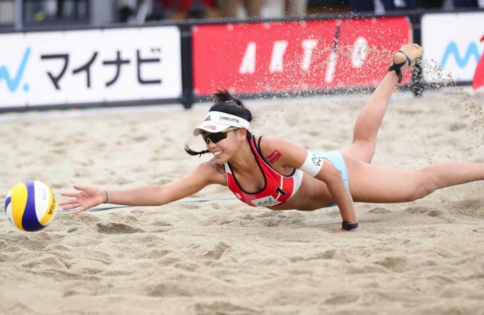 　懸命にボールを追う坂口佳穂（Ｃ）ＪＶＡ　ＢＥＡＣＨ