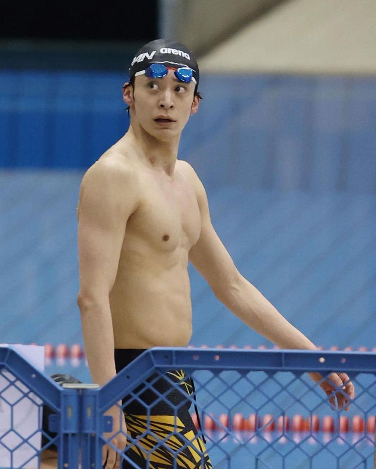 　男子２００メートル背泳ぎ予選を終え、タイムを見つめながら引き揚げる入江陵介（代表撮影）