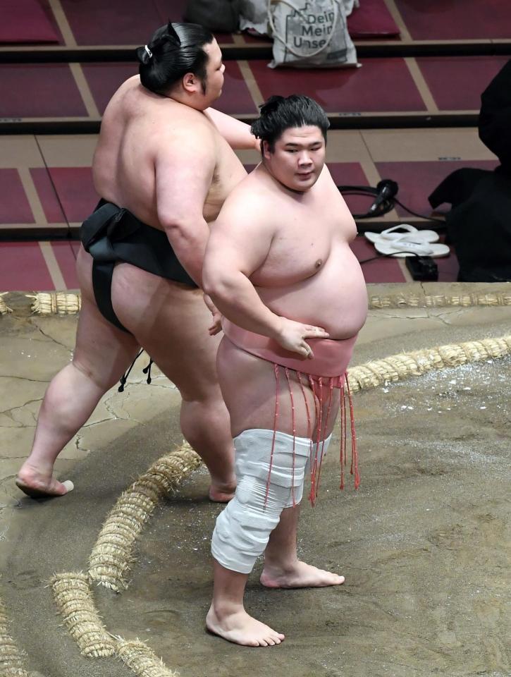 　武将山（左）を寄り切りで破った宇良（撮影・佐藤厚）