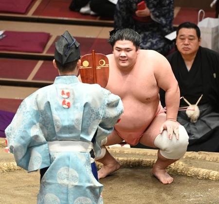 　武将山を寄り切りで破り、勝ち名乗りを受ける宇良（撮影・高石航平）