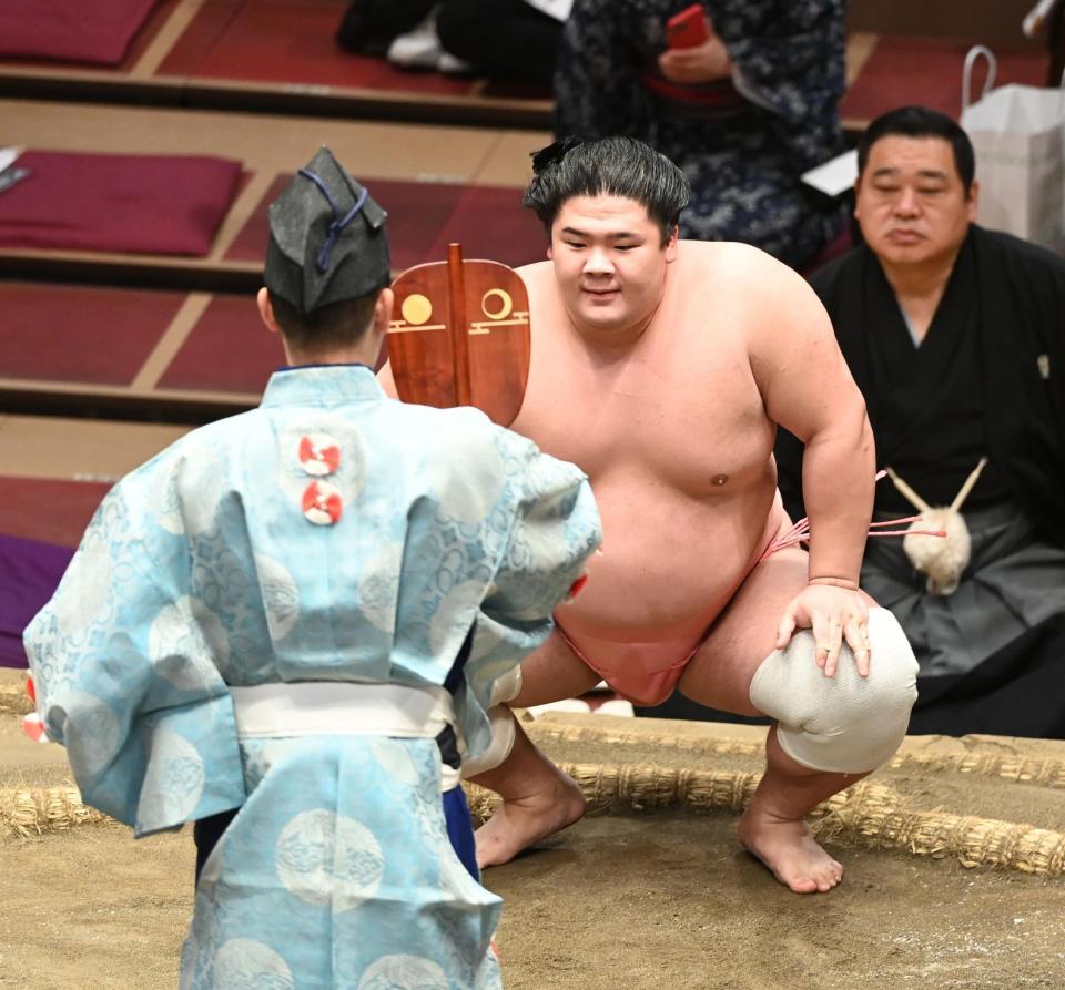 　武将山を寄り切りで破り、勝ち名乗りを受ける宇良（撮影・高石航平）