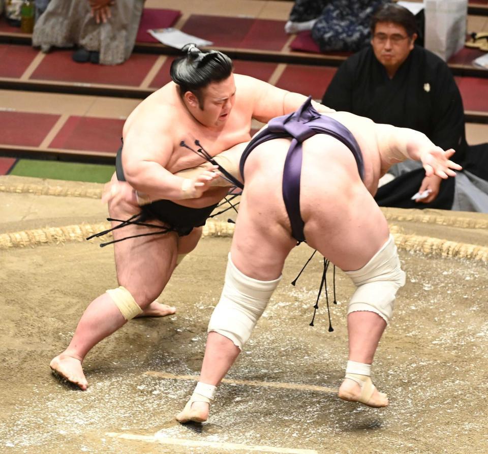 　突き落としで照ノ富士（右）を破り、優勝決定戦へ持ち込んだ貴景勝だったが…（撮影・高石航平）