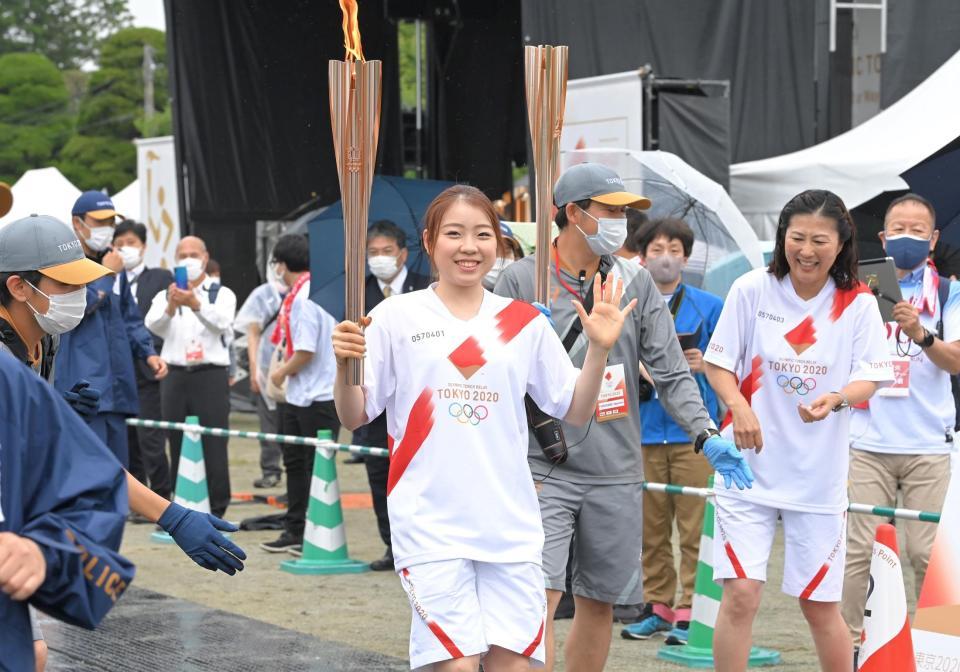 　聖火を走る紀平梨花（中央）。右から２人目は次走者の沢松奈生子さん（撮影・高部洋祐）