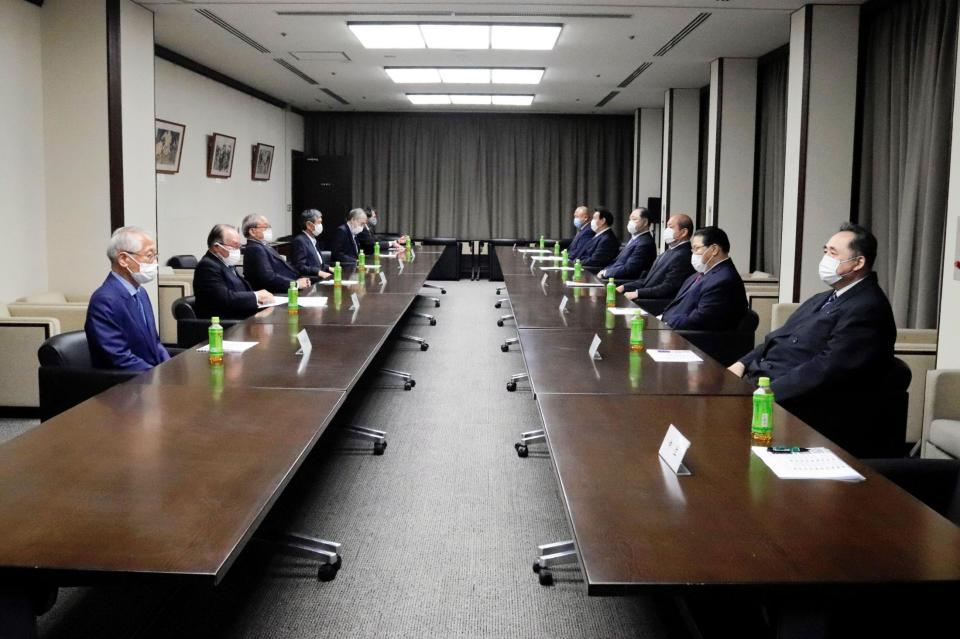 　八角理事長（右列手前から３人目）らと横綱審議委員会メンバー（日本相撲協会提供）