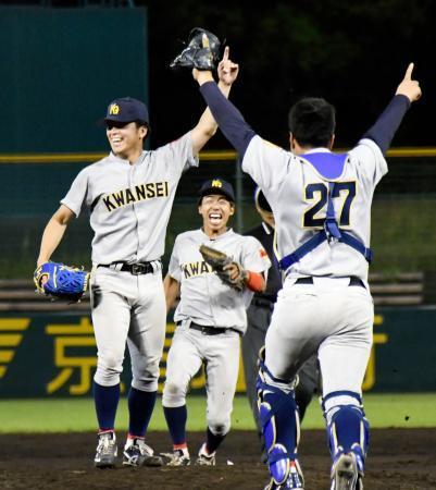 　関西学生野球春季リーグで優勝を決め、喜ぶ関学大の黒原（左）ら＝わかさスタジアム京都