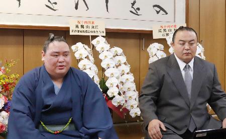 　新十両に昇進し記者会見に臨む荒篤山（左）と師匠の荒汐親方＝２６日、東京都中央区の荒汐部屋（日本相撲協会提供）