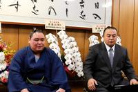 新十両昇進を決めリモート会見を行う荒篤山（左）と師匠・荒汐親方（日本相撲協会提供）