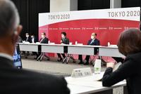 　東京２０２０組織委員会の理事会であいさつする橋本聖子会長（後列右から２人目）＝代表撮影