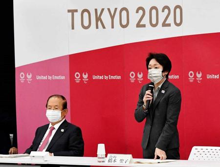 　東京五輪・パラリンピック組織委の理事会であいさつする橋本会長。左は武藤事務総長（代表撮影）