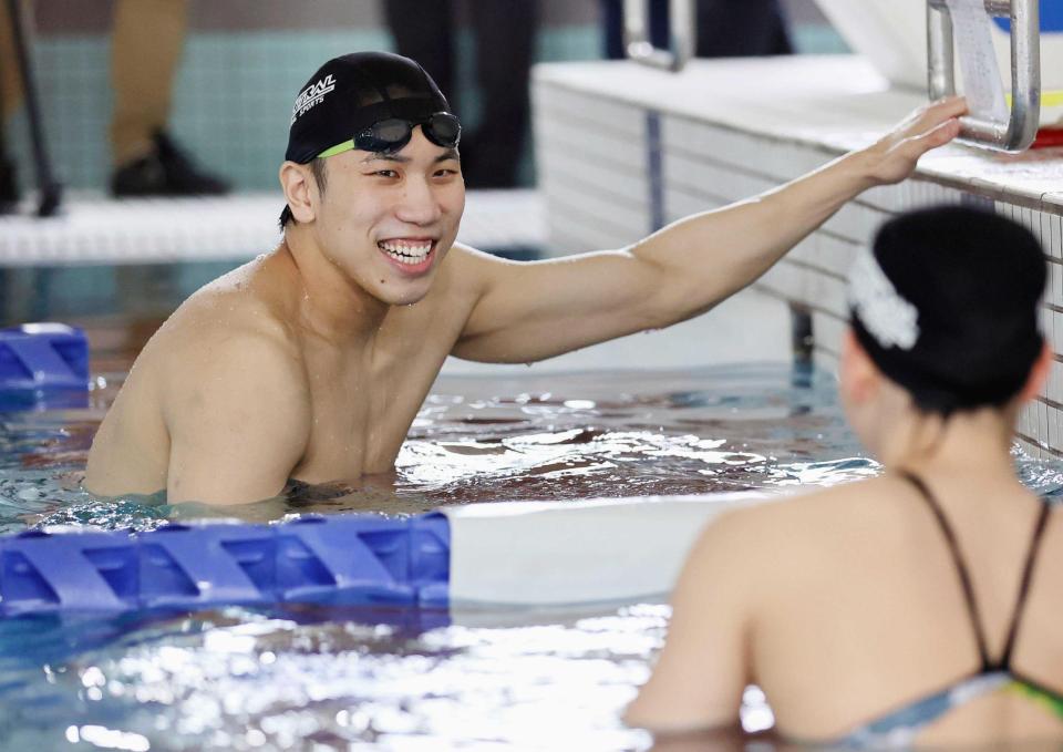 　報道陣に練習を公開した競泳男子の松元克央