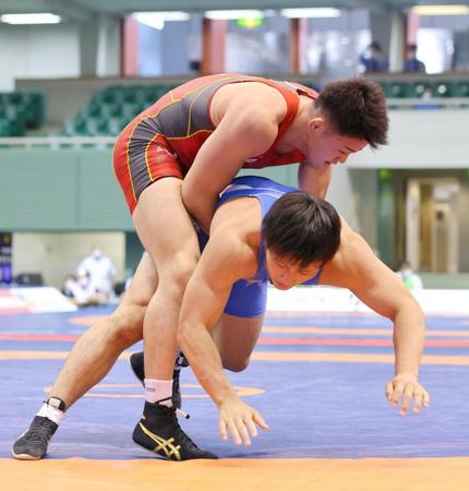 男子グレコローマン８７キロ級決勝　優勝した鶴田峻大（上）＝代表撮影