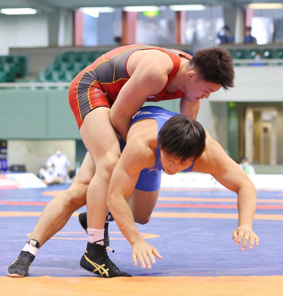 男子グレコローマン８７キロ級決勝　優勝した鶴田峻大（上）＝代表撮影