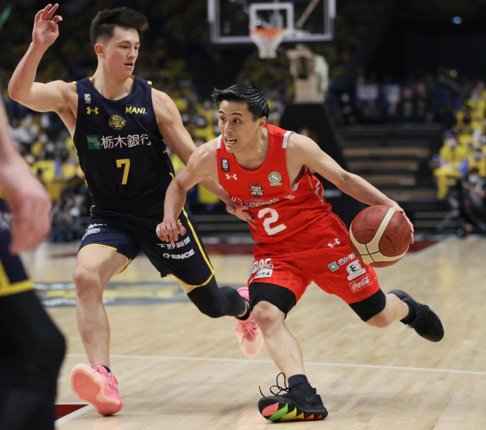 　Ｂリーグ・決勝第１戦。第４クオーター、ドリブルで攻め込む千葉の富樫（右）。左は宇都宮のテーブス海（代表撮影）