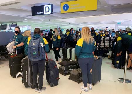 　日本へ向かうソフトボールの女子オーストラリア代表の選手たち＝３１日、シドニー空港（ロイター＝共同）