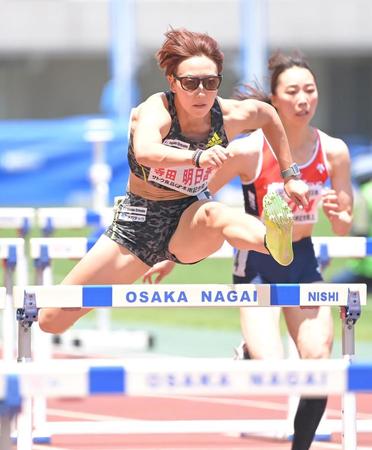 予選で力走する寺田明日香（手前）＝ヤンマースタジアム長居（撮影・高部洋祐）