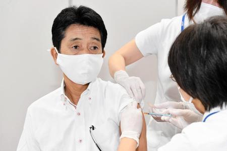 ワクチン接種を行う日本選手団の福井団長（Ｃ）：アフロスポーツ／ＪＯＣ