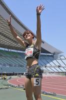 予選のレースを終え、スタンドの声援に応える寺田明日香＝ヤンマースタジアム長居（撮影・高部洋祐）