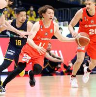 　第３クオーター、ドリブルする千葉・西村＝横浜アリーナ（代表撮影）