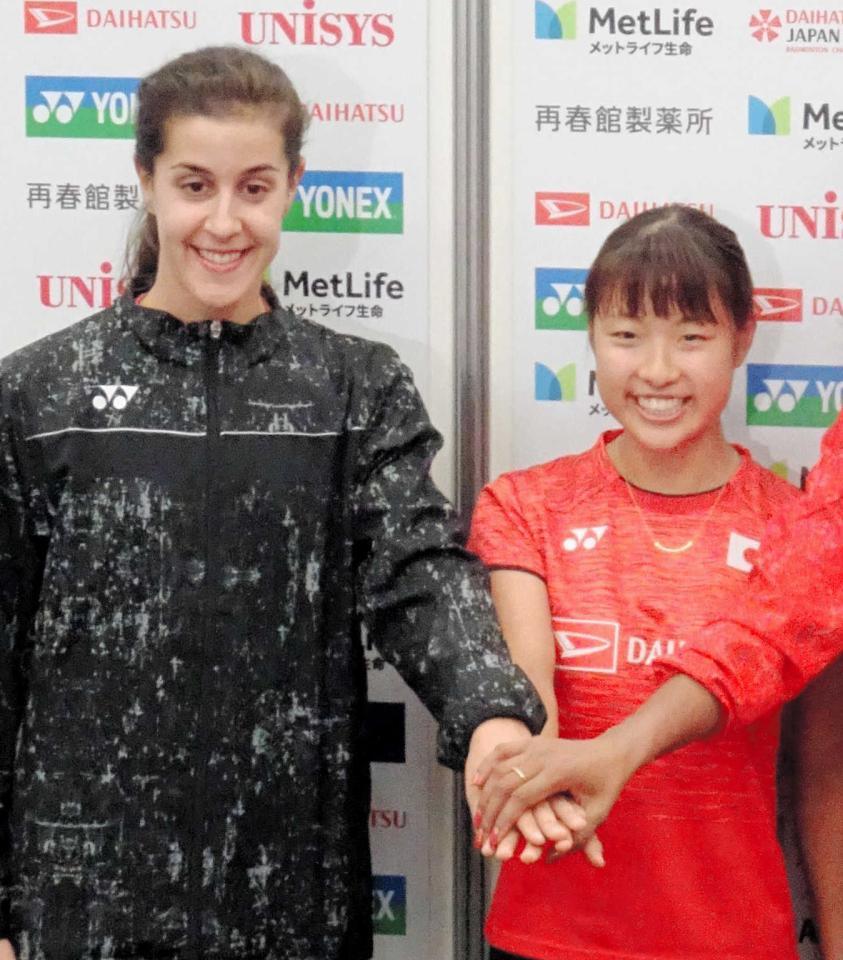 　カロリナ・マリン（左）と奥原希望＝２０１７年撮影