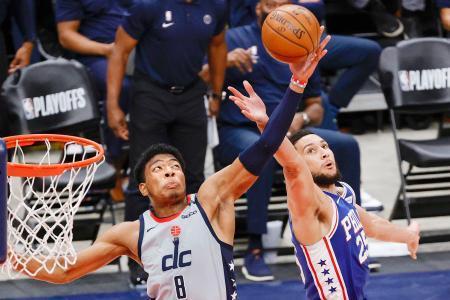 　５月３１日のセブンティシクサーズ戦でリバウンドを奪うウィザーズの八村（左）＝ワシントン（ゲッティ＝共同）