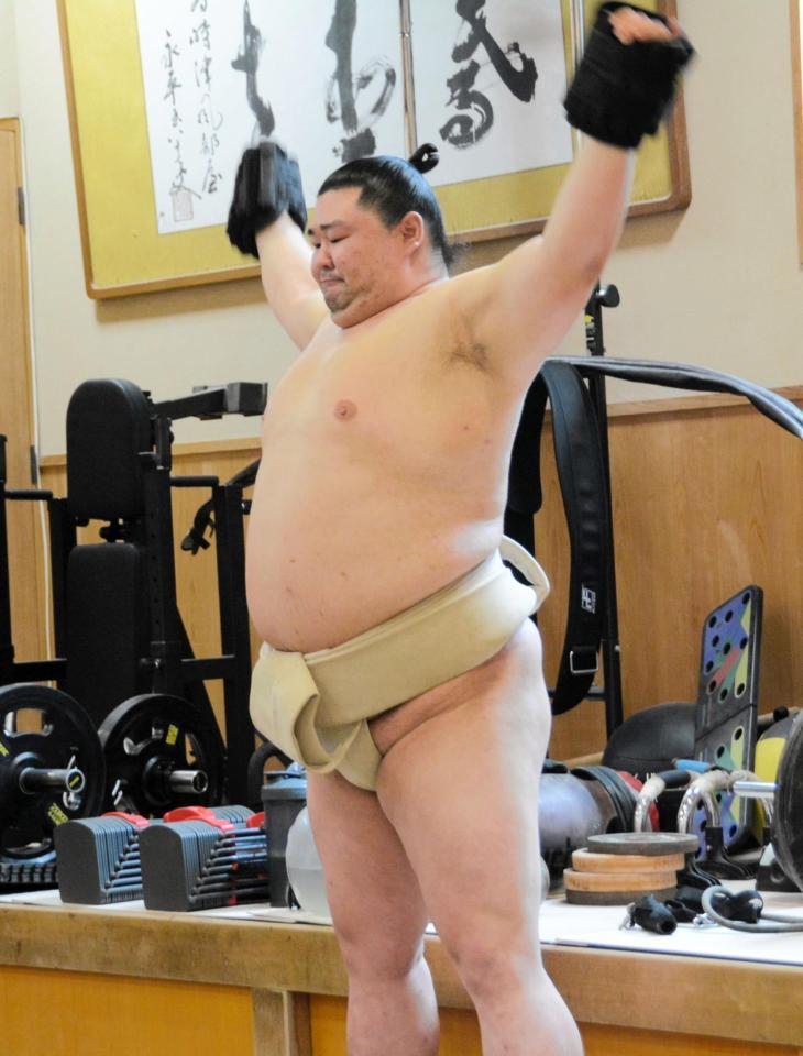 重りを腕に巻き上半身を鍛える正代（代表撮影）