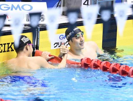 　４００メートルメドレーを制し、笑顔を見せる瀬戸（右）＝撮影・高石航平