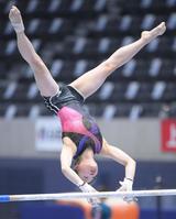 　公式練習で段違い平行棒の感触を確かめる平岩優奈（撮影・堀内翔）