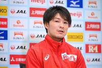 　会見する内村航平（写真：アフロスポーツ）　