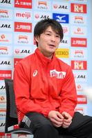 　会見する内村航平（写真：アフロスポーツ）　