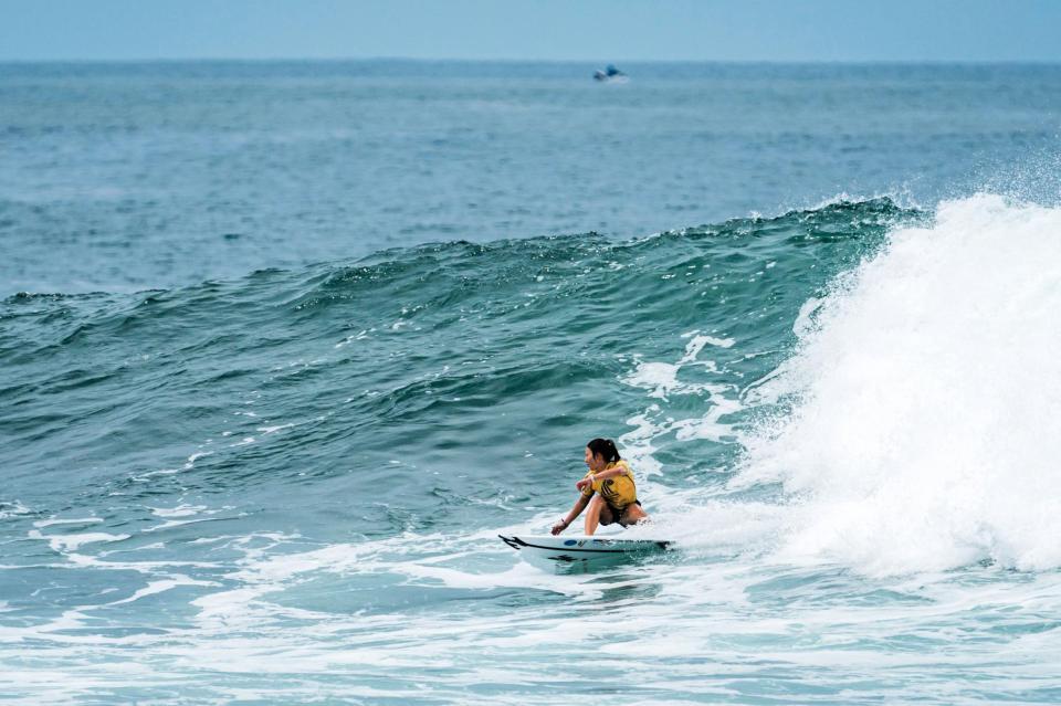 波を攻める松田詩野（ＩＳＡ提供）