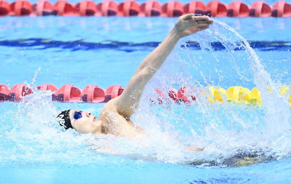 １００メートル背泳ぎ予選をトップで通過した入江陵介＝千葉県国際総合水泳場（撮影・高石航平）