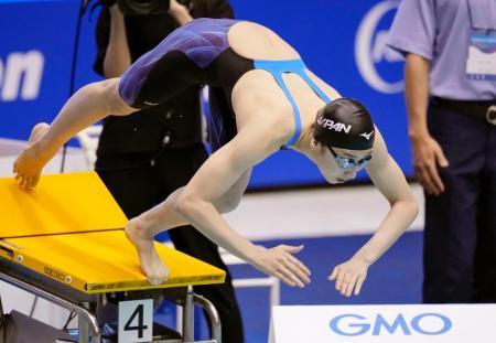 　女子１００メートル自由形決勝　スタートする池江璃花子。２位に終わった＝千葉県国際総合水泳場